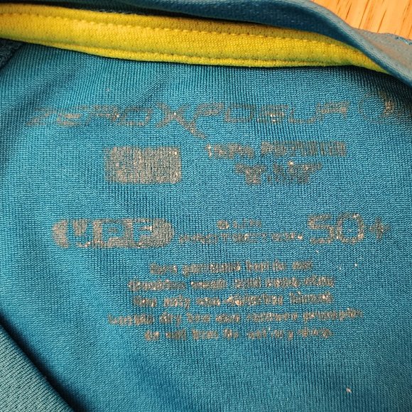 ZeroXposur "Great White Surfing" Rashguard Size 5/6 - Picture 8 of 14